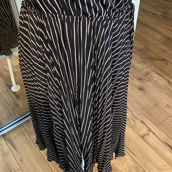Ali and Jay Black and Tan stripped dress size large dress with pleated skirt - Picture 6 of 11